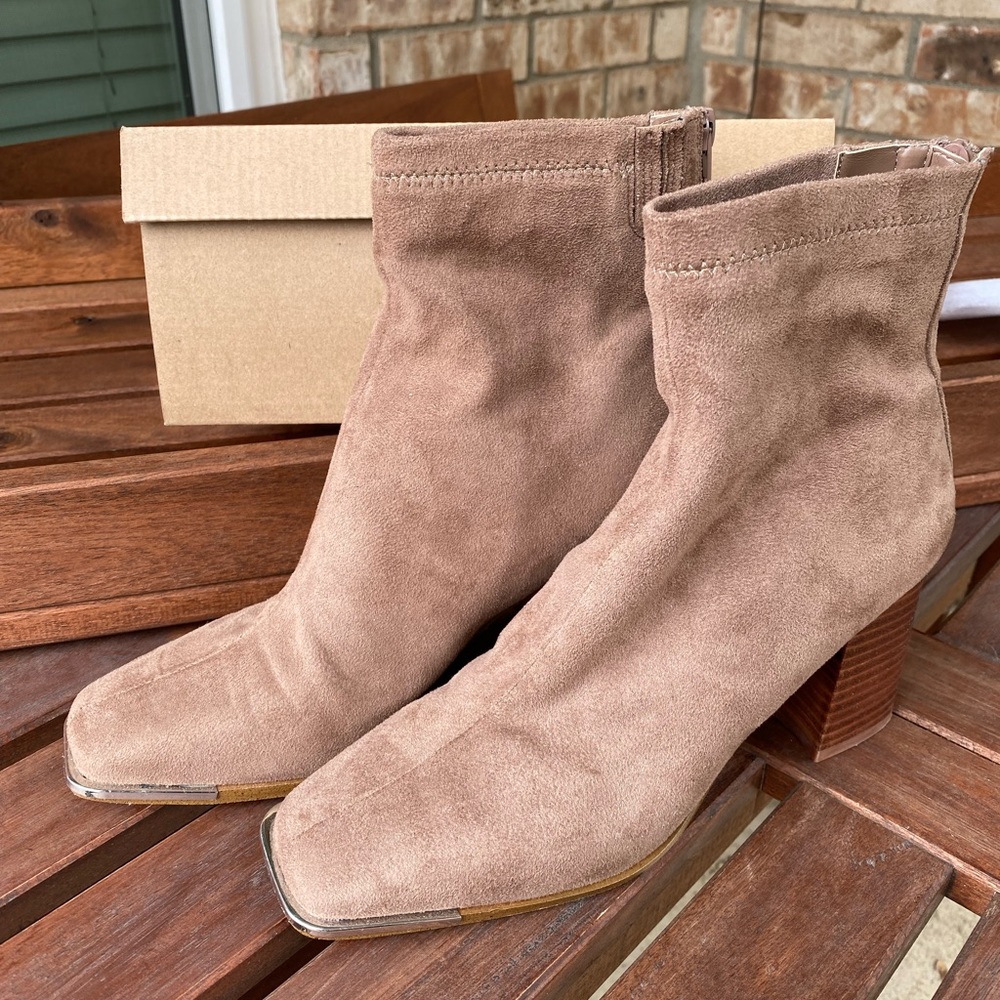 (NWOT) Steve Madden Mocha Suede Ankle Boots Size 8 Woman